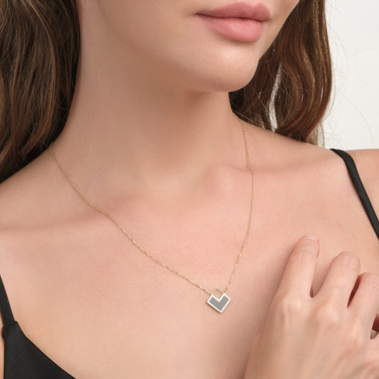 CARDİA kolye 14 ayar altından, 14 ayar sarı altın kolye ucu iki taraflı oniks mine ile süslenmiştir