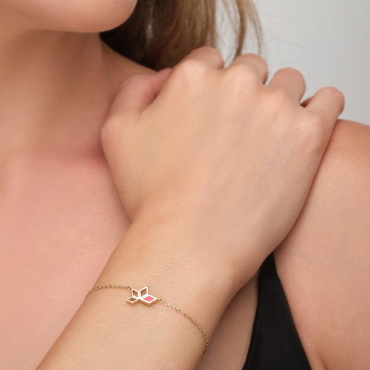 14 ayar altından yapılmış, iki tarafı akik taşlarla süslenmiş Stella bilezik