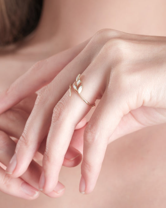 14 ayar altından yapılmış, sedef mine elementiyle süslenmiş Fiolia yüzük