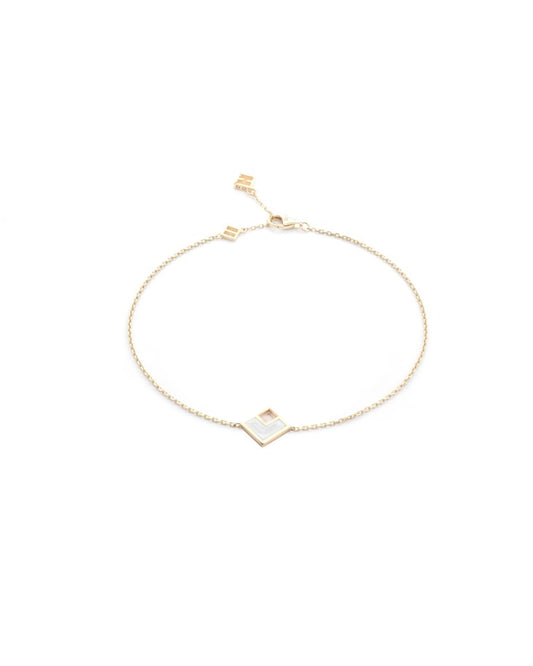 14 ayar altından yapılmış Cardia bileziği, iki tarafı sedef emaye elemanlarıyla süslenmiştir