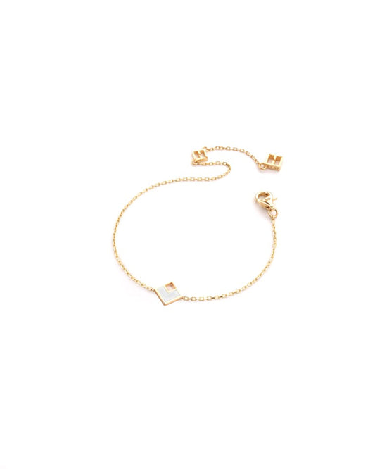 14 ayar altından yapılmış Cardia bileziği, iki tarafı sedef emaye elemanlarıyla süslenmiştir