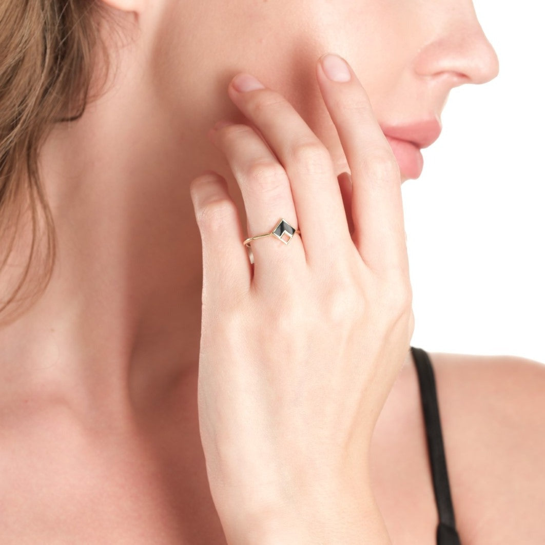 Cardia ring in 14 k gold set with onyx enamel element